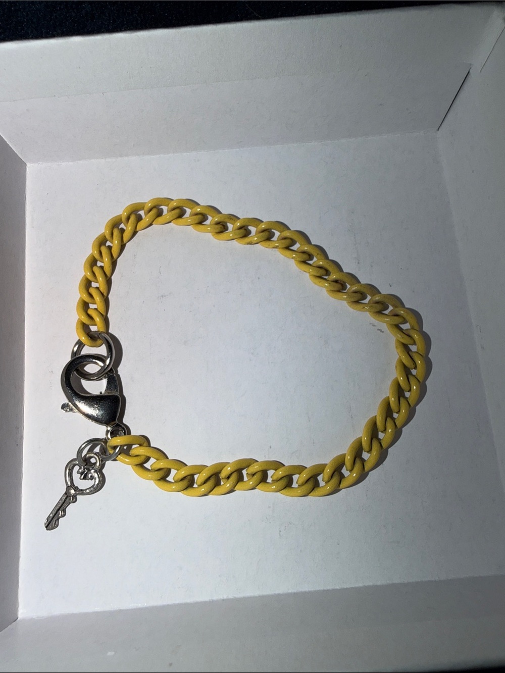 Yellow Chain-Link Women’s Bracelet with Silver Clasp